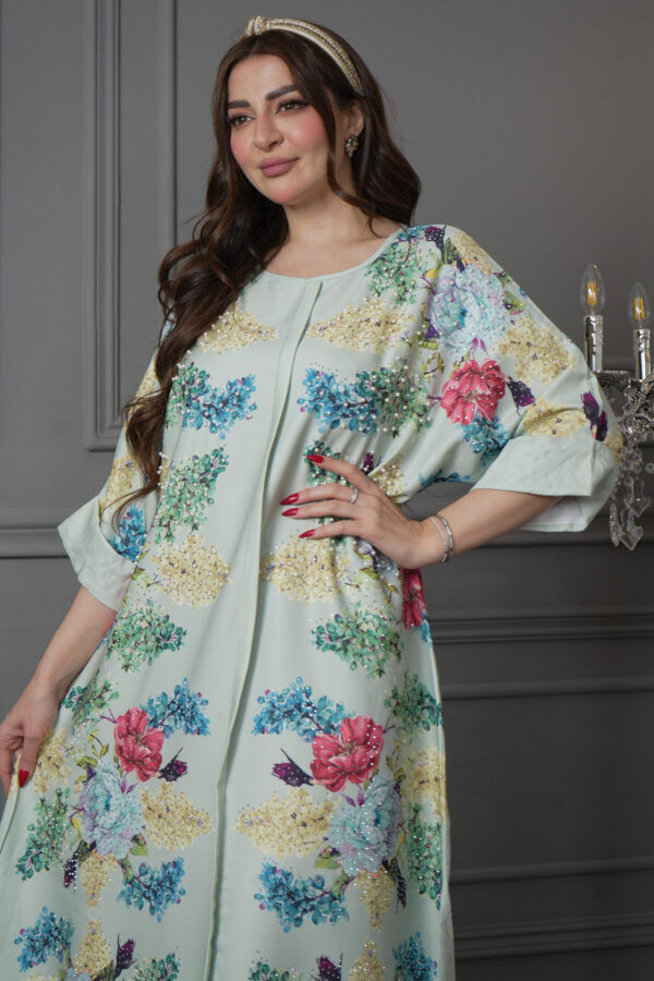 ⁦جلابيه تيفاني مرسومه بورود ملون و كبس لولو⁩ - الصورة ⁦6⁩