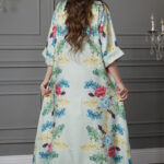 ⁦جلابيه تيفاني مرسومه بورود ملون و كبس لولو⁩ - الصورة ⁦7⁩