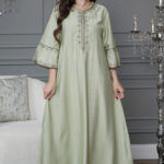 ⁦جلابيه تيفاني عمليه مطرز ببني من حلق و بدايه الكم⁩ - الصورة ⁦2⁩