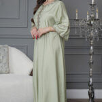 ⁦جلابيه تيفاني عمليه مطرز ببني من حلق و بدايه الكم⁩ - الصورة ⁦3⁩