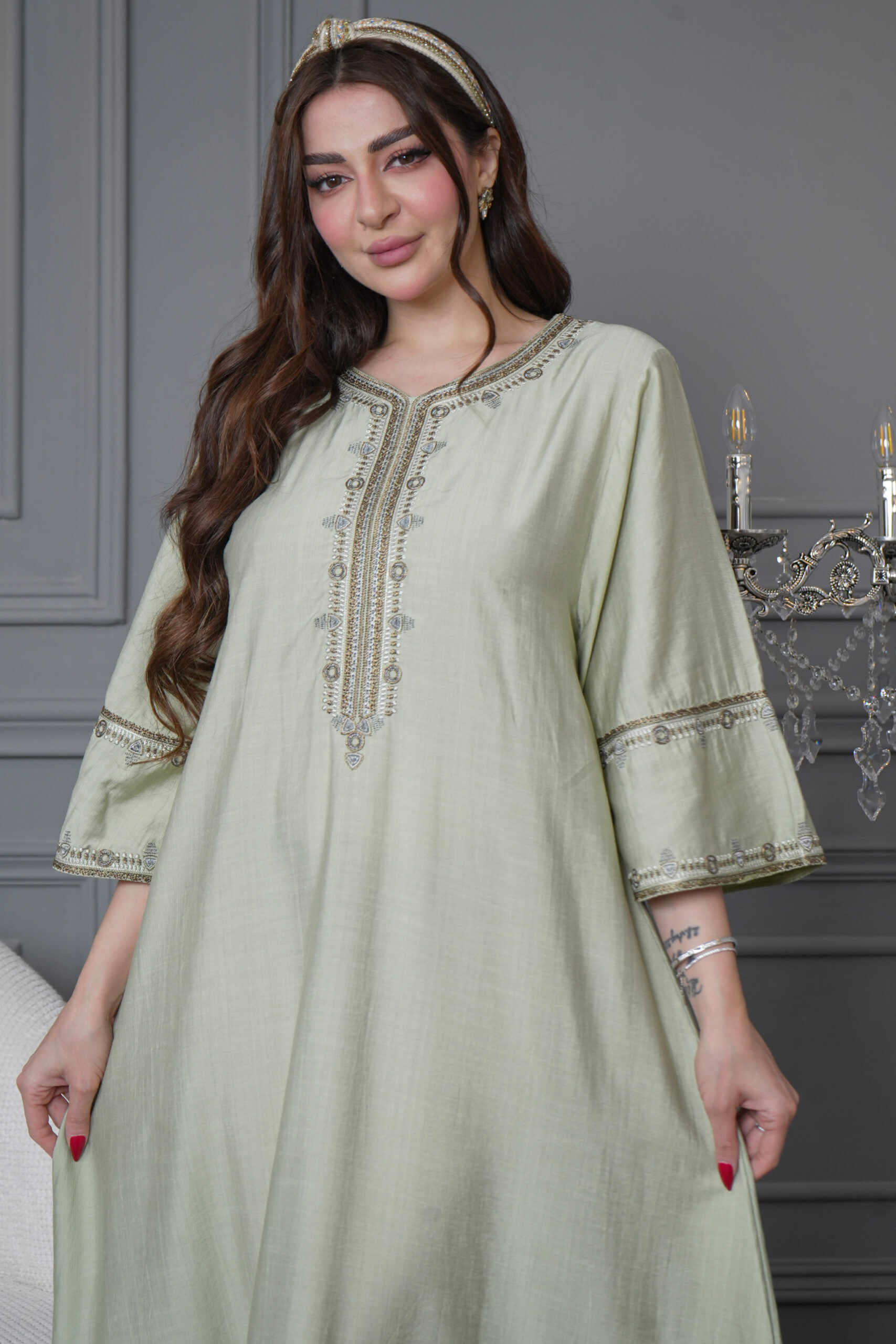 جلابيه تيفاني عمليه مطرز ببني من حلق و بدايه الكم