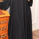 ⁦عباية كلوش منسوجة بقماش نواعم مطرزه بخيوط مخفى⁩ - الصورة ⁦3⁩