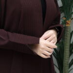 عبايه بني ناعمة بكسرة من الخلف