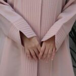 ⁦عبايه وردي ناعمة بكسرة من الخلف⁩ - الصورة ⁦2⁩