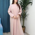 ⁦عبايه وردي ناعمة بكسرة من الخلف⁩ - الصورة ⁦4⁩