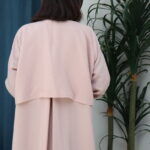 ⁦عبايه وردي ناعمة بكسرة من الخلف⁩ - الصورة ⁦5⁩