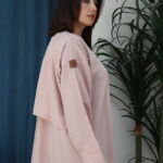 ⁦عبايه وردي ناعمة بكسرة من الخلف⁩ - الصورة ⁦6⁩