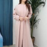 ⁦عبايه وردي ناعمة بكسرة من الخلف⁩ - الصورة ⁦8⁩