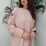⁦عبايه وردي ناعمة بكسرة من الخلف⁩ - الصورة ⁦9⁩