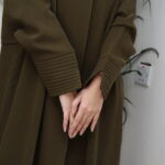 ⁦عبايه زيتي ناعمة بكسرة من الخلف⁩ - الصورة ⁦2⁩