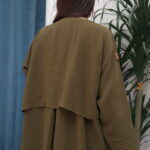 ⁦عبايه زيتي ناعمة بكسرة من الخلف⁩ - الصورة ⁦4⁩