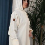 ⁦عبايه بيج ناعمة بكسرة من الخلف⁩ - الصورة ⁦4⁩