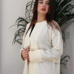 ⁦عبايه بيج ناعمة بكسرة من الخلف⁩ - الصورة ⁦5⁩