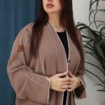 ⁦عباية ملون بيج بياقه قيطان ناعم بدق زي بلون ابيض⁩ - الصورة ⁦2⁩