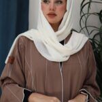 ⁦عباية ملون بيج بياقه قيطان ناعم بدق زي بلون ابيض⁩ - الصورة ⁦4⁩