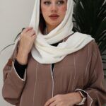 ⁦عباية ملون بيج بياقه قيطان ناعم بدق زي بلون ابيض⁩ - الصورة ⁦7⁩