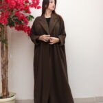 ⁦عبايه لياقه زيتي بكسر من اجناب⁩ - الصورة ⁦3⁩