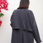 ⁦عبايه رمادي ناعمة بكسرة من الخلف⁩ - الصورة ⁦3⁩