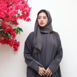 عبايه رمادي ناعمة بكسرة من الخلف