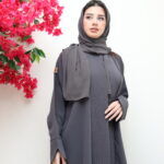 ⁦عبايه رمادي ناعمة بكسرة من الخلف⁩ - الصورة ⁦5⁩