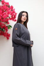 ⁦عبايه رمادي ناعمة بكسرة من الخلف⁩ - الصورة ⁦2⁩