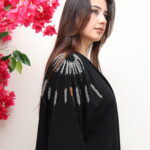 ⁦عبايه اسود بشك اسود وابيض من اكتاف⁩ - الصورة ⁦9⁩