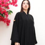 ⁦عباية بشت بتطريز اسود بشك على اكتاف⁩ - الصورة ⁦2⁩