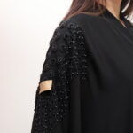 ⁦عباية بشت بتطريز اسود بشك على اكتاف⁩ - الصورة ⁦3⁩