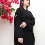 ⁦عباية بشت بتطريز اسود بشك على اكتاف⁩ - الصورة ⁦7⁩
