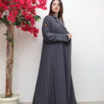 عباية رمادي بليزر كسرات من الخلف