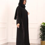 ⁦عبايه كلوش بتطريز شريط شك من اجناب و خلف⁩ - الصورة ⁦9⁩