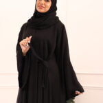 ⁦عبايه كلوش لف محدده بفصوص اسود من اكتاف⁩ - الصورة ⁦4⁩