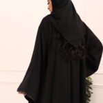 ⁦عباية كلوش بكسر من خلف و محدد بفصوص اسود⁩ - الصورة ⁦6⁩