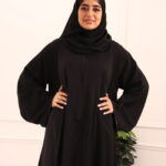 ⁦عباية كلوش بكسر من خلف و محدد بفصوص اسود⁩ - الصورة ⁦4⁩