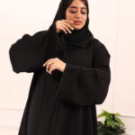 ⁦عباية كلوش بكسر من خلف و محدد بفصوص اسود⁩ - الصورة ⁦7⁩