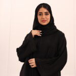 ⁦عبايه كلوش نواعم كلاسيك محددة باسود⁩ - الصورة ⁦2⁩