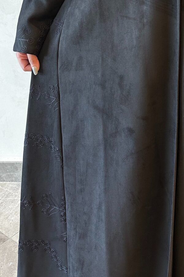 ⁦عبايه شامواه اسود بتطرزه اسود من اجناب⁩ - الصورة ⁦3⁩