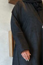 ⁦عبايه شامواه اسود بتطرزه اسود من اجناب⁩ - الصورة ⁦2⁩