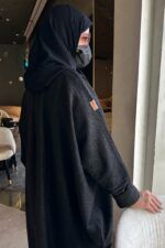 ⁦عبايه نص بشت شمواه بتطرير اسود على اكتاف عبايه⁩ - الصورة ⁦2⁩