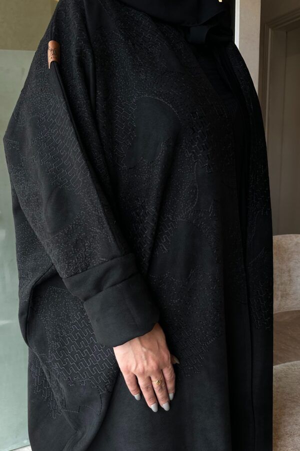 ⁦عبايه نص بشت شمواه بتطرير اسود على اكتاف عبايه⁩ - الصورة ⁦6⁩