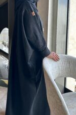 عبايه نص بشت شمواه بتطرير اسود على اكتاف عبايه