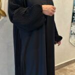 ⁦عبايه ساده بتدخل قماش مكسر من اكمام وجنب⁩ - الصورة ⁦2⁩