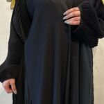 عبايه ساده بتدخل قماش مكسر من اكمام وجنب