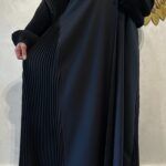 ⁦عبايه ساده بتدخل قماش مكسر من اكمام وجنب⁩ - الصورة ⁦4⁩
