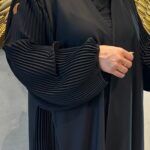 ⁦عبايه ساده بتدخل قماش مكسر من اكمام وجنب⁩ - الصورة ⁦3⁩