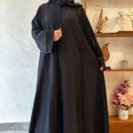⁦عبايه كلوش كلاسيك محددة باسود⁩ - الصورة ⁦3⁩