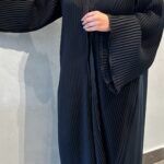 ⁦عبايه ساده كسرات من الامام والأكمام⁩ - الصورة ⁦3⁩