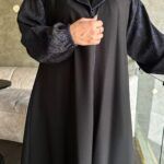 ⁦عباية بياقة مميزه و أكمام مطرزه بلون كحلي⁩ - الصورة ⁦8⁩