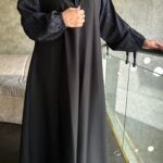 ⁦عباية بياقة مميزه و أكمام مطرزه بلون كحلي⁩ - الصورة ⁦7⁩