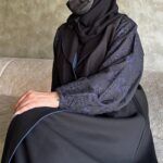 عباية بياقة مميزه و أكمام مطرزه بلون كحلي